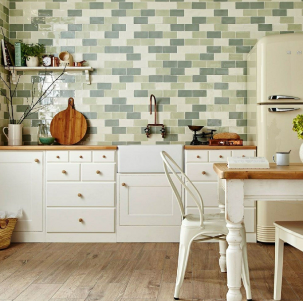 Ubin metro berwarna-warni